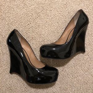 Pour La Victoire Patent Black Wedges in size 8.5